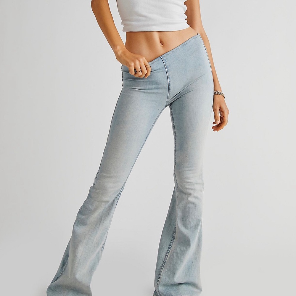 Light Wash Flared Women’s Jeans - Brand: